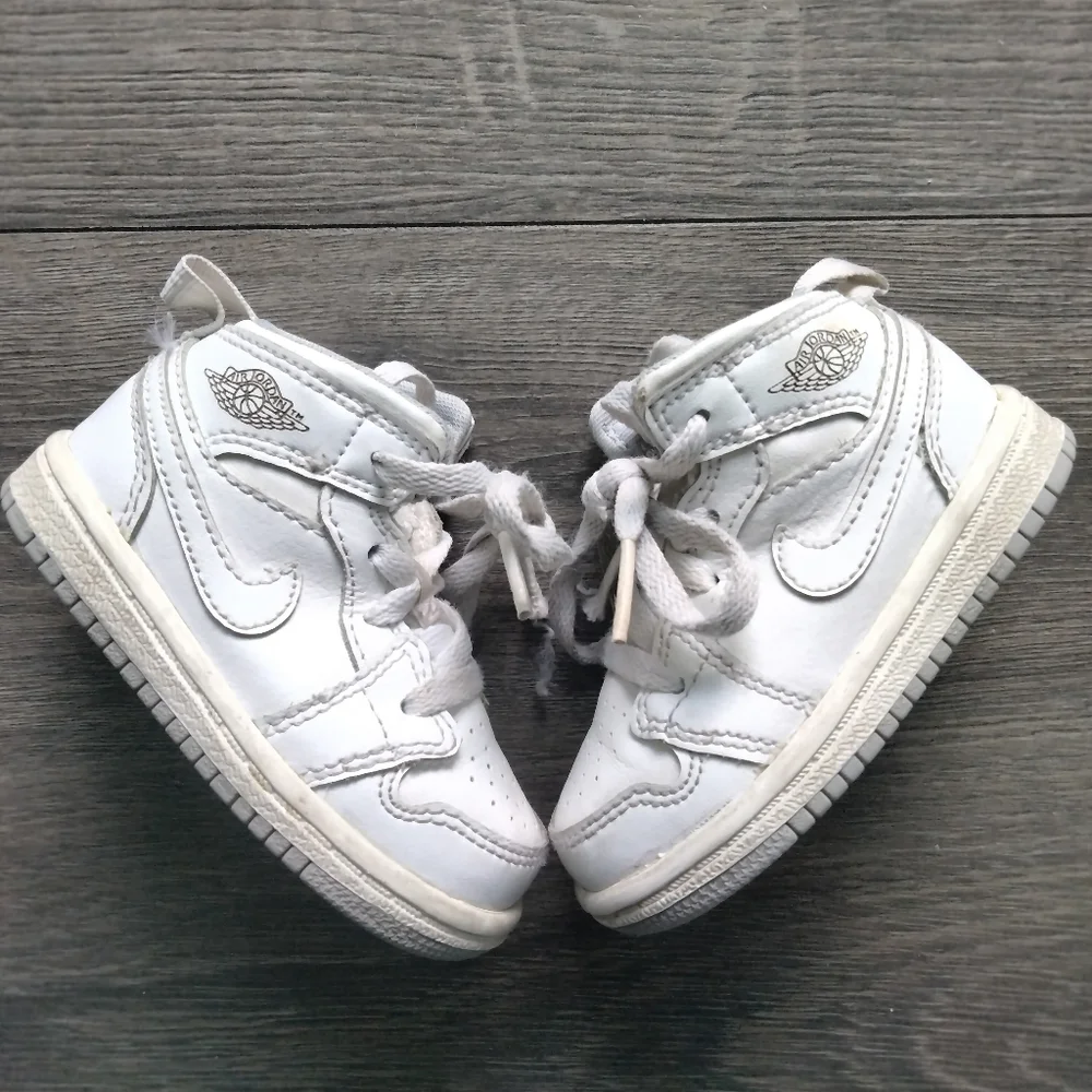 Nike Air Jordan 1 Retro Mid White Wolf Grey Sneakers Size 4C 2015 Lace Up Shoes